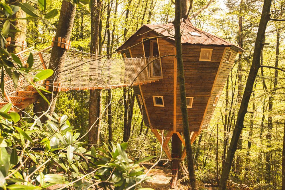 An original gift idea: stay in a tree house cabin in Brittany