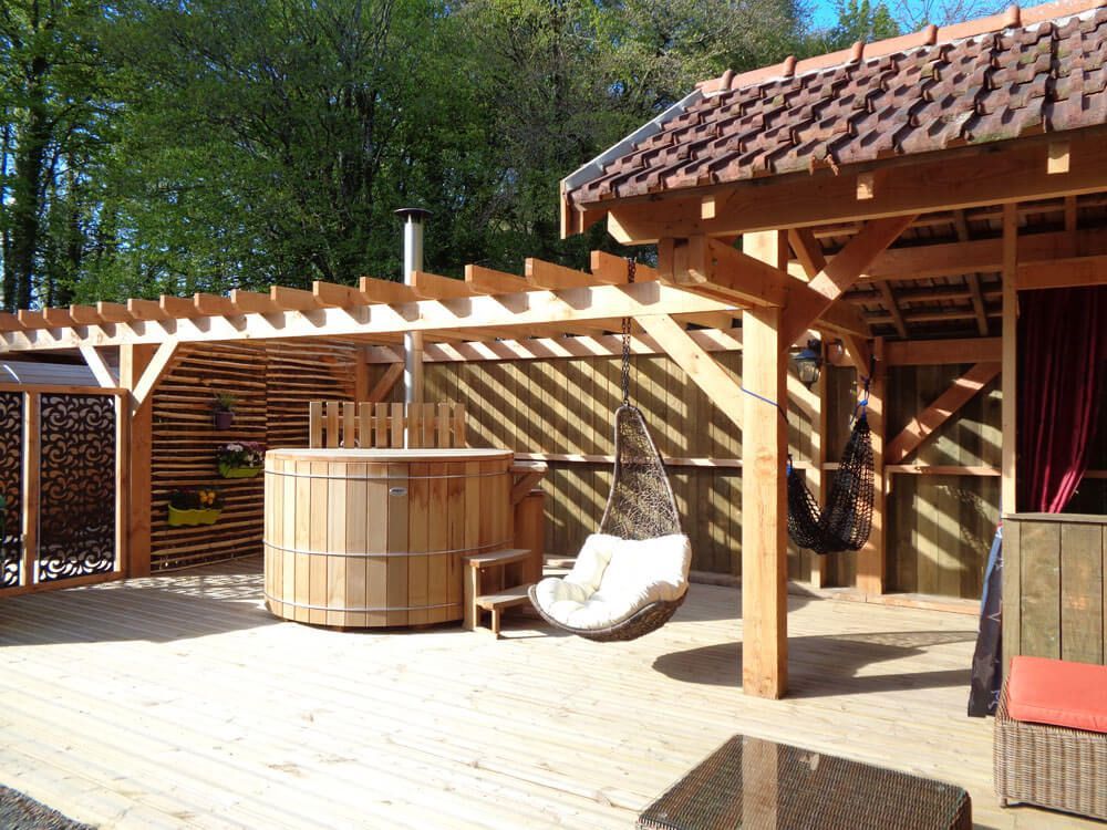 Outdoor hot tub (spa) near Morlaix in the department of Finistere