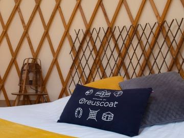 CLYDE ✨
🔗 https://www.domaine-treuscoat.fr/yourte-clyde.php

Découvrez Clyde, notre yourte contemporaine avec bain nordique 😇 pour un séjour entre aventure...