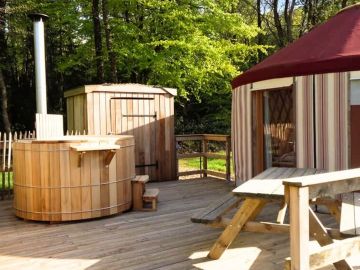 😍 Dès le samedi 11 avril nos cabanes dans les arbres, notre yourte avec bain nordique et nos nid’îles seront de nouveau ouverts pour la saison estivale ! 🌸☀️...